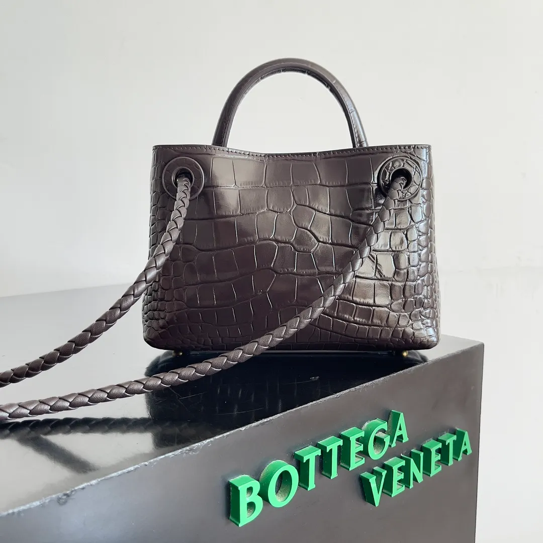 Batch 2880 BOTTEGA VENETA new women's crocodile leather ANDIAMO is shipped! ! ! As a classic model of the BV family, each innovation brings different surprises to fans. There are three ways to carry it with different makeup. Crocodile skin is called the gold in leather and is famous for its top luxury and rarity. During use, the luster of the crocodile skin will not fade or fade with time. No matter how long it is used, it will still remain new. And because each crocodile skin is different, the effect of each crocodile leather bag is different. Style number: 777614 Size: 22*9*15.5cm